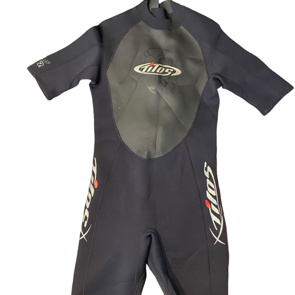 Tilos 2/2 black shorty wetsuit.